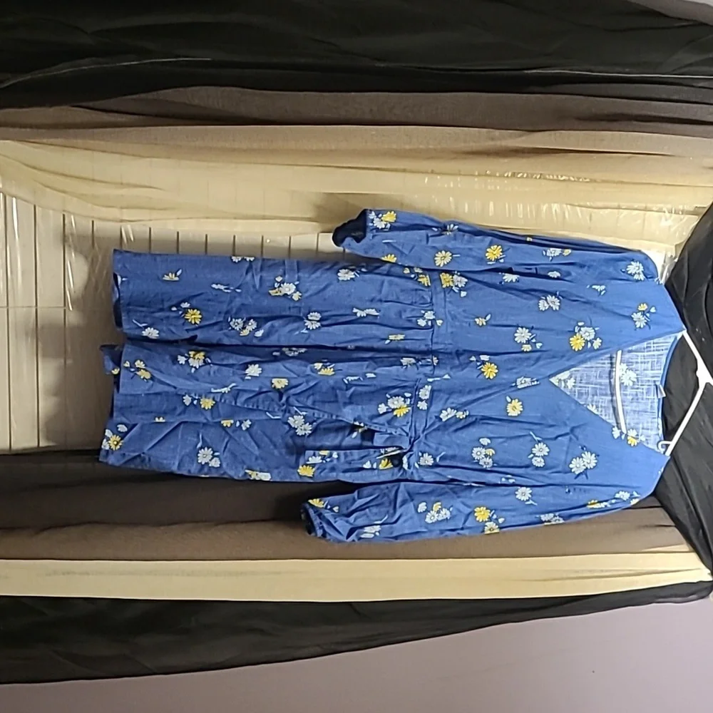 Old Navy Pre-loved Navy and White flower print dress. - Picture 4 of 7